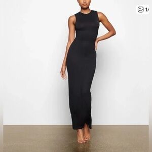 SKIMS SOFT LOUNGE
SLEEVELESS LONG
DRESS